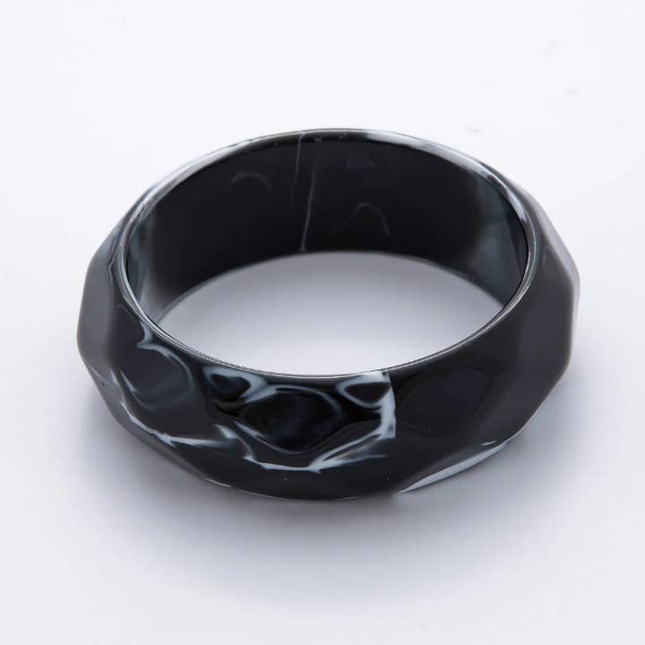 Simply Jewels - Wholesale Bangle Bracelet - Geometric Wavy Solid Resin Acrylic Wide Bangle Bracelet ✦ BA-21WA3397