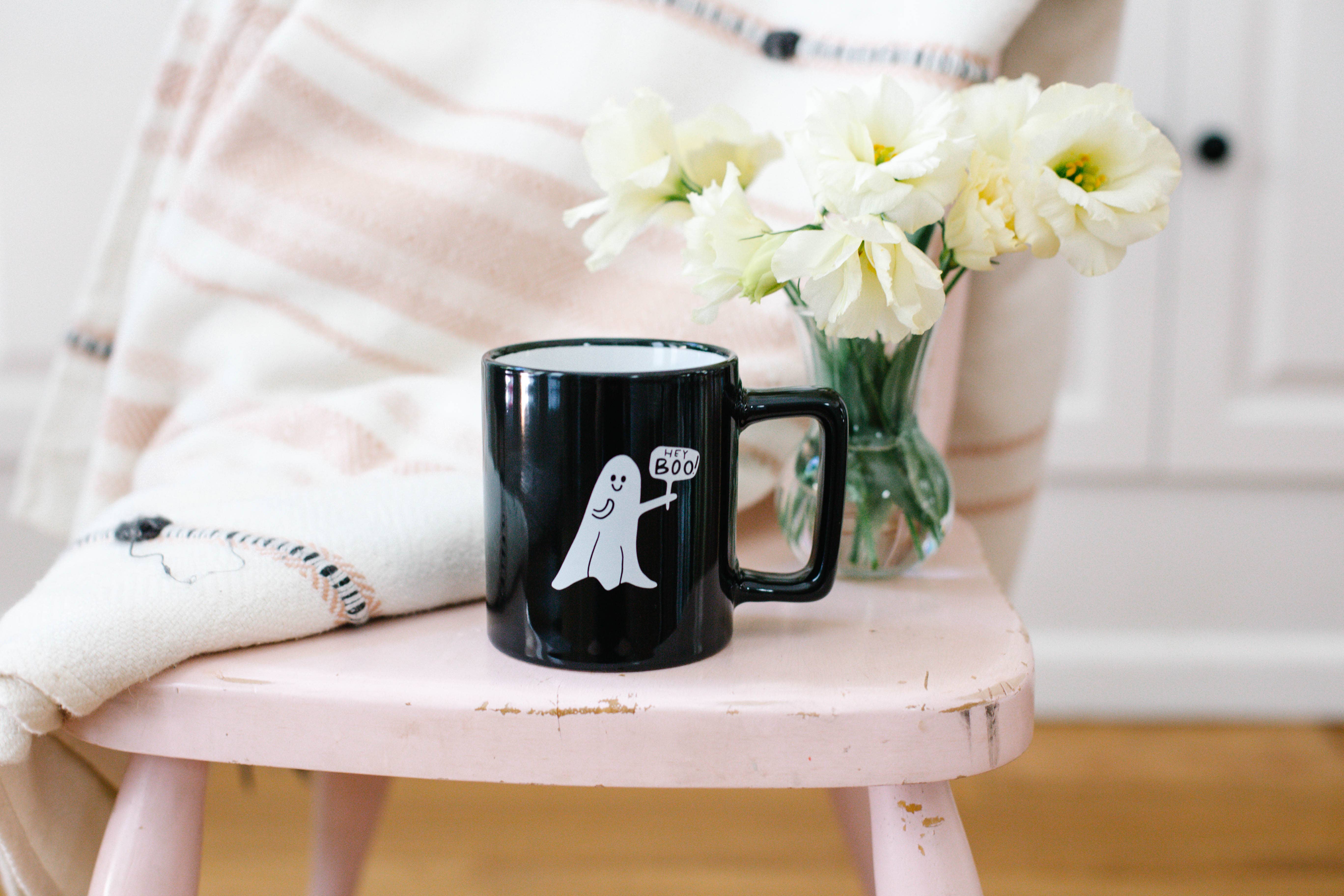 Rachel Allene - Vente Tasse à café - Hey Boo Ghostie | Tasse en céramique noire7