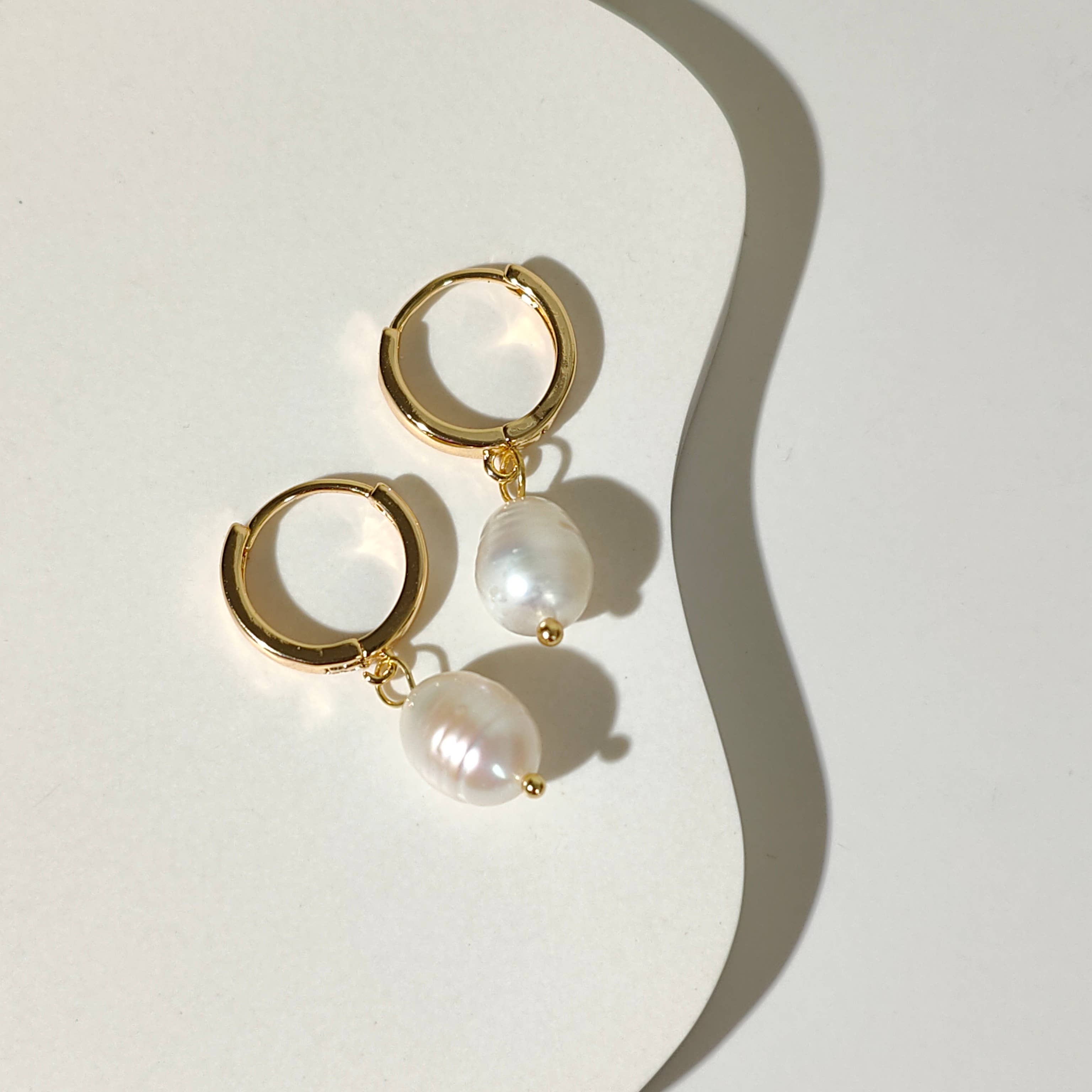 Vachana – wholesale Hoop earrings – Natural Pearl Huggie Hoop Earrings4