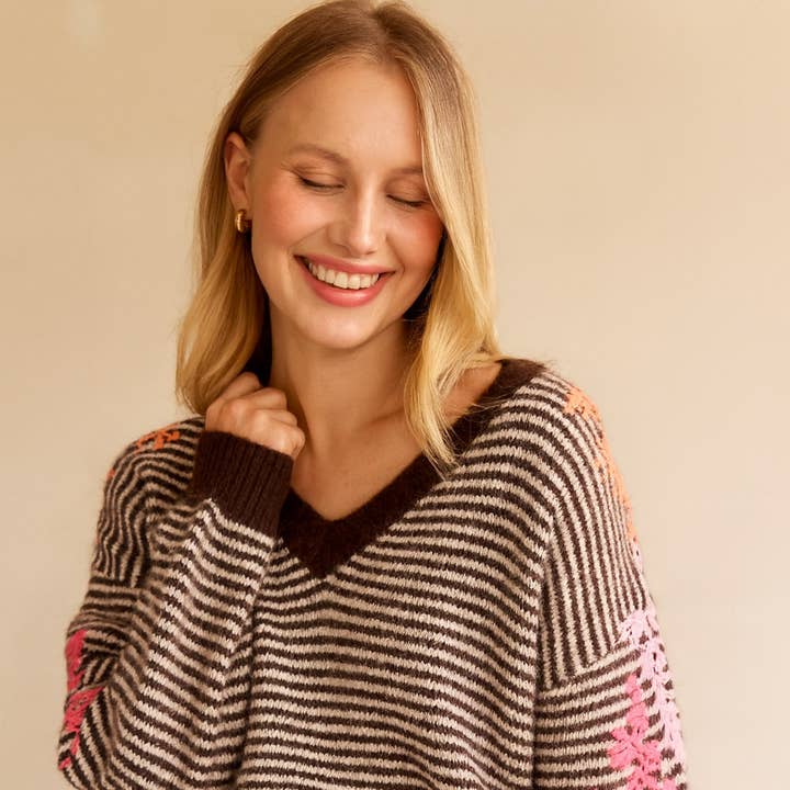 🧶 Gestreepte trui met kleurrijke bloemenborduursels AP150 CHOCO en andere Grote maten kleding wholesale inkopen. Gratis retourzendingen en een 60-dagen netto betalingstermijn op Faire.com trends op Faire.