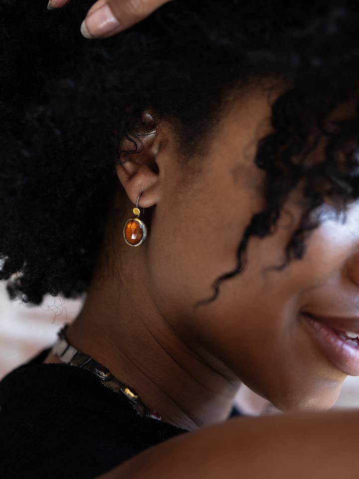 Orecchini con bordo a mezzaluna per la vendita all'ingrosso da parte di Austin Titus Studio