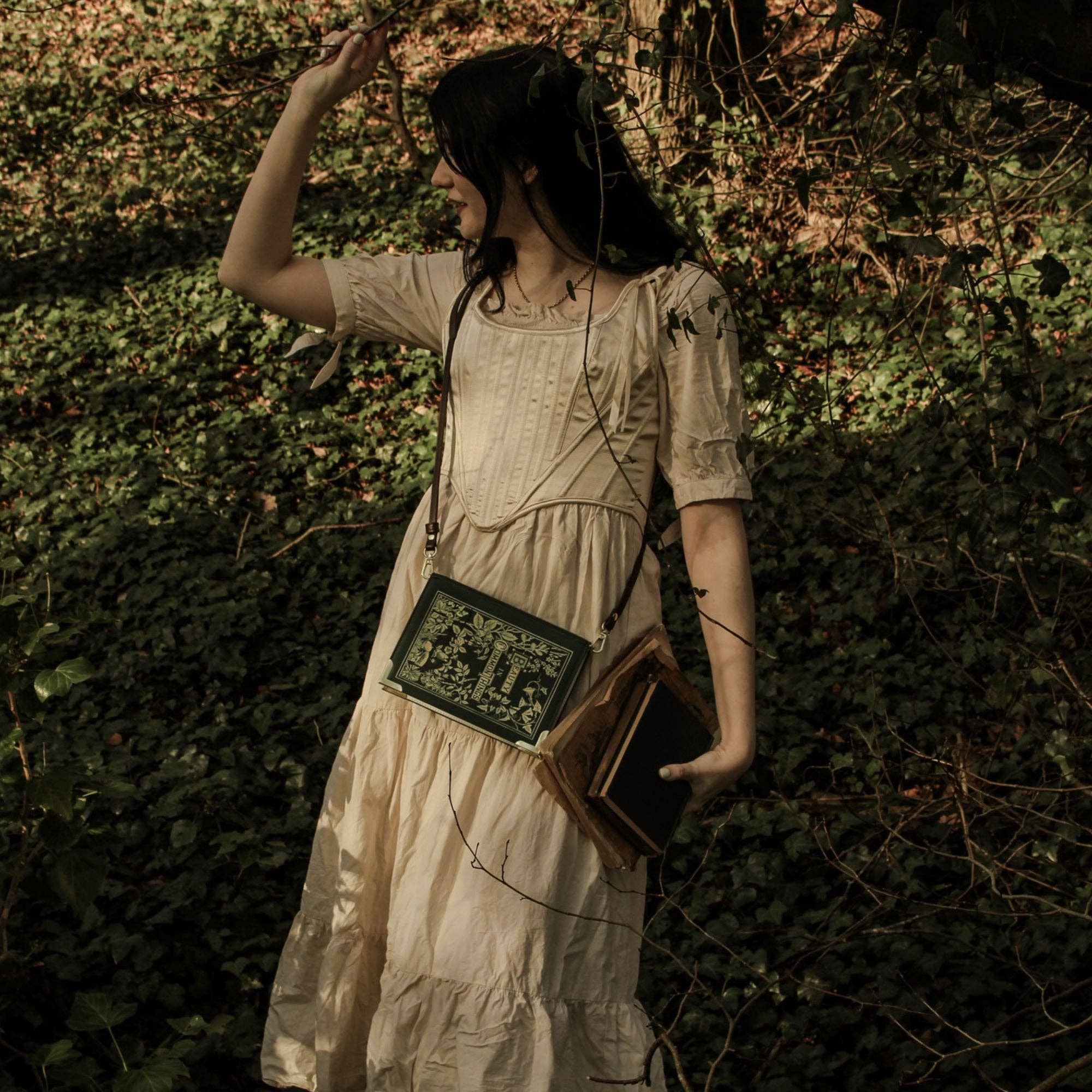 Well Read Company – Großhandel Umhängetasche - Damen – Beauty in Common Things Umhängetasche aus veganem Leder4