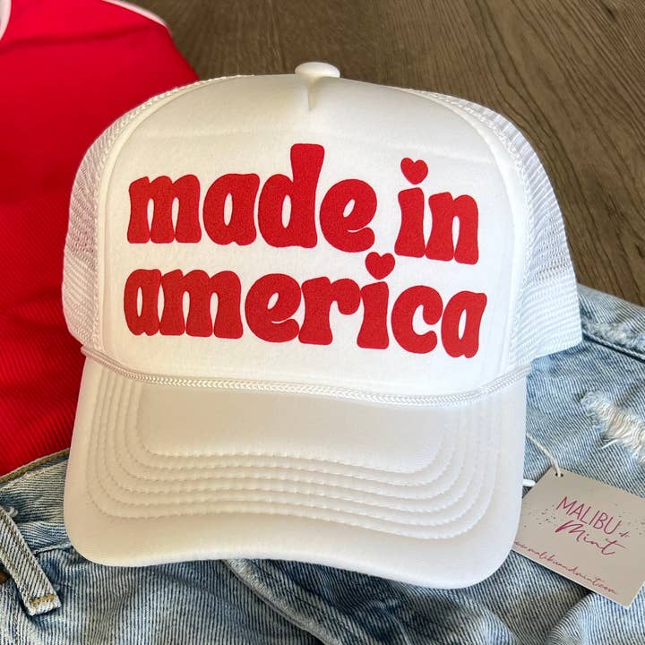 chapeau de camionneur fabriqué en Amérique le 4 juillet pour la vente par Malibu and Mint