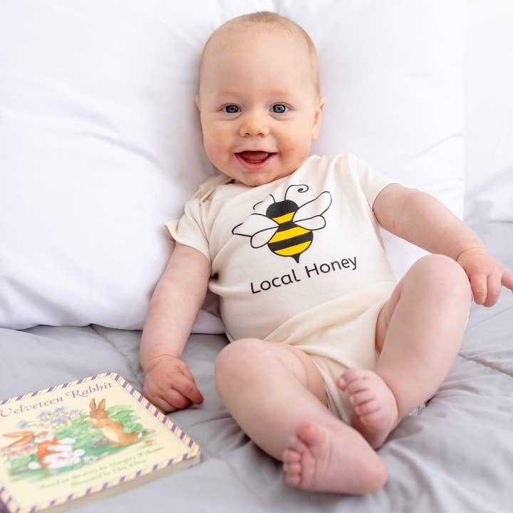 Mono de manga corta con diseño de abeja miel orgánica para bebé USA para venta al por mayor de Simply Chickie Organic USA Made Baby and Kid's Clothing
