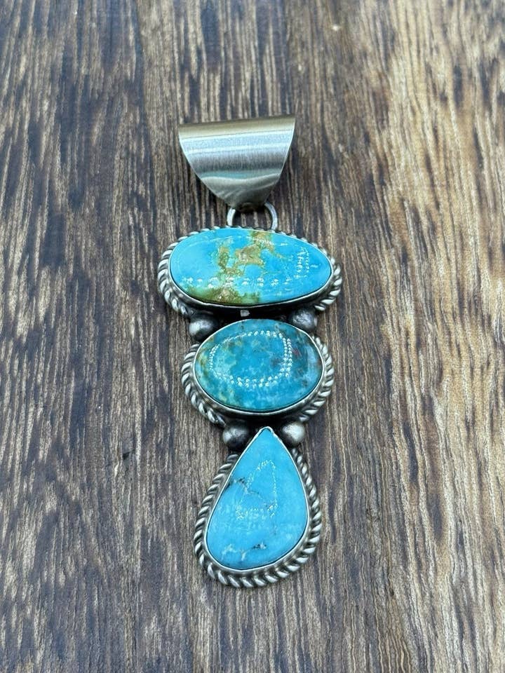 Native Navajo handgefertigter Anhänger aus Sterlingsilber mit Türkis-Cluster im Blue Bird Design. für den Großhandel von Native City Jewelry