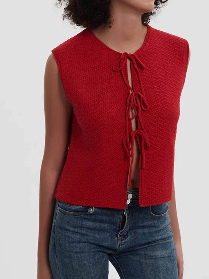 Rundhalsad ärmlös stickad väst med knytning framtill DP25E921 för wholesale av Dipped Shop
