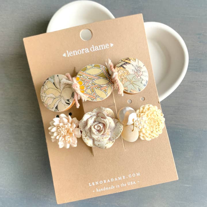 Ensemble de barrettes à cheveux de la collection Magnolia pour la vente par Lenora Dame