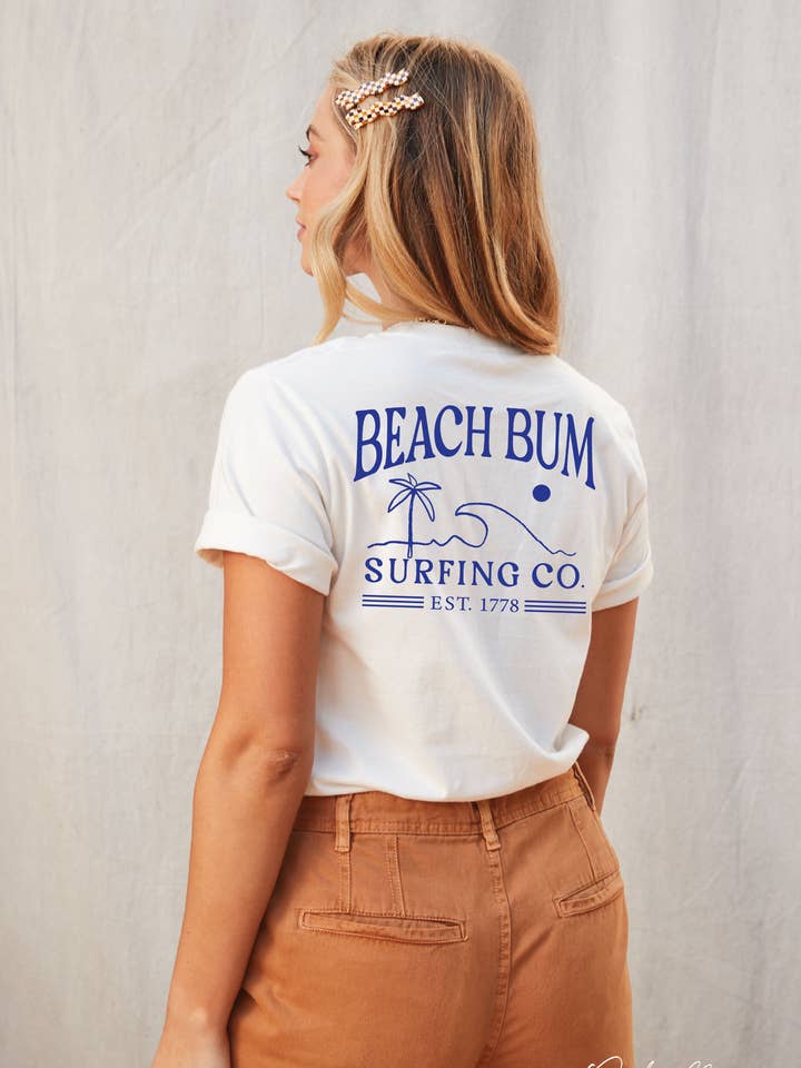 Maglietta grafica BEACH BUM SURFING CO per la vendita all'ingrosso da parte di OAT COLLECTIVE