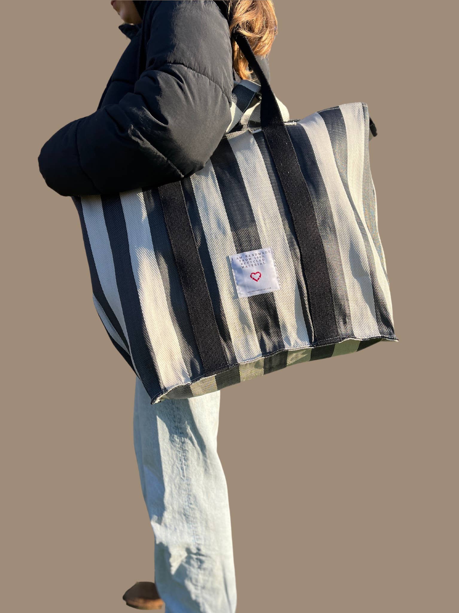 Noordstar Goods - Wholesale Tote Bag - Women's - Alles past tas Zwart & Beige Gemaakt van gerecycled nylon1