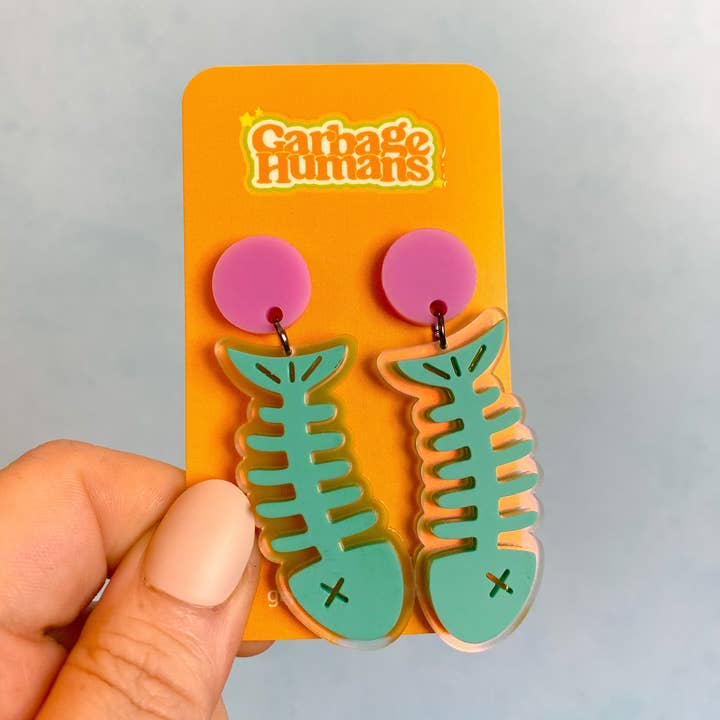 Orecchini a forma di pesce con contorno iridescente per la vendita all'ingrosso da parte di Garbage Humans