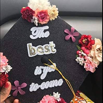 Décoration florale faite à la main pour casquette de graduation pour la vente par Once Upon A Time