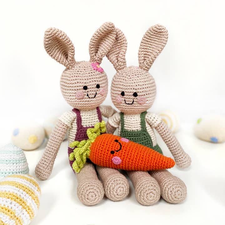 Pebble - Venta al por mayor Sonajero - Bebés - Conejito de Pascua Primaveral con Tirantes - Peluche de Ganchillo7