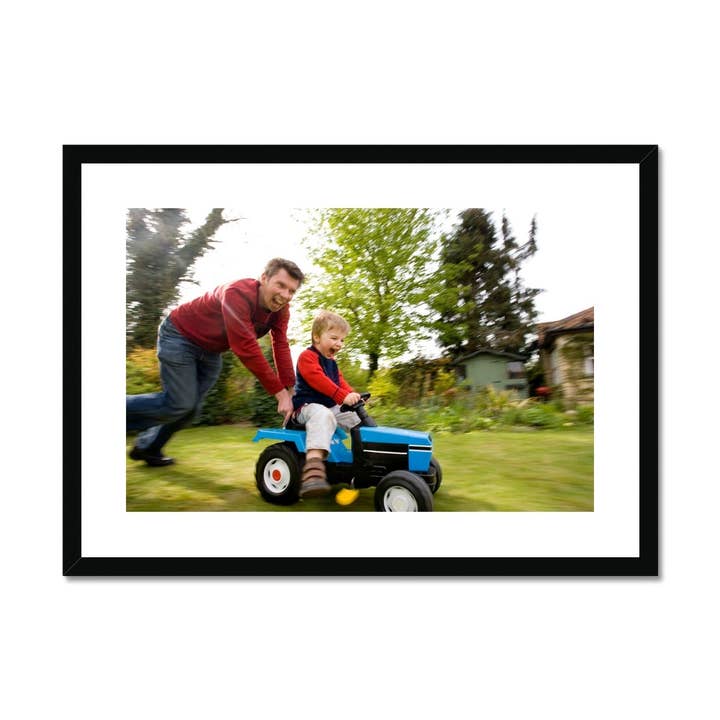 Padre e figlio che giocano nel cortile Stampa incorniciata e montata per la vendita all'ingrosso da parte di Sorbey
