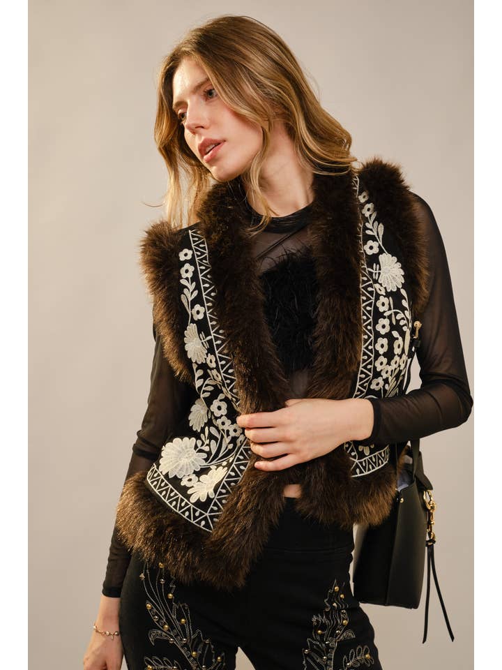 BEIGE 91718V Bestickte Wildlederweste mit Pelzbesatz für den Großhandel auf Faire9