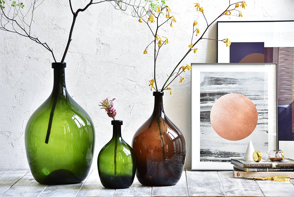 Noah Decoration – Großhandel Vasen – Recycelte Glasvase in Bernsteinfarben, Hololulu braune Glasvase7