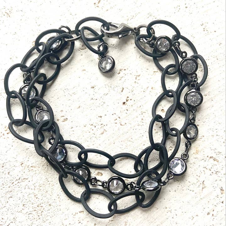 Matt svart trippelskiktat armband kristallkedja boutique för wholesale av VB&CO Designs Handmade Jewelry