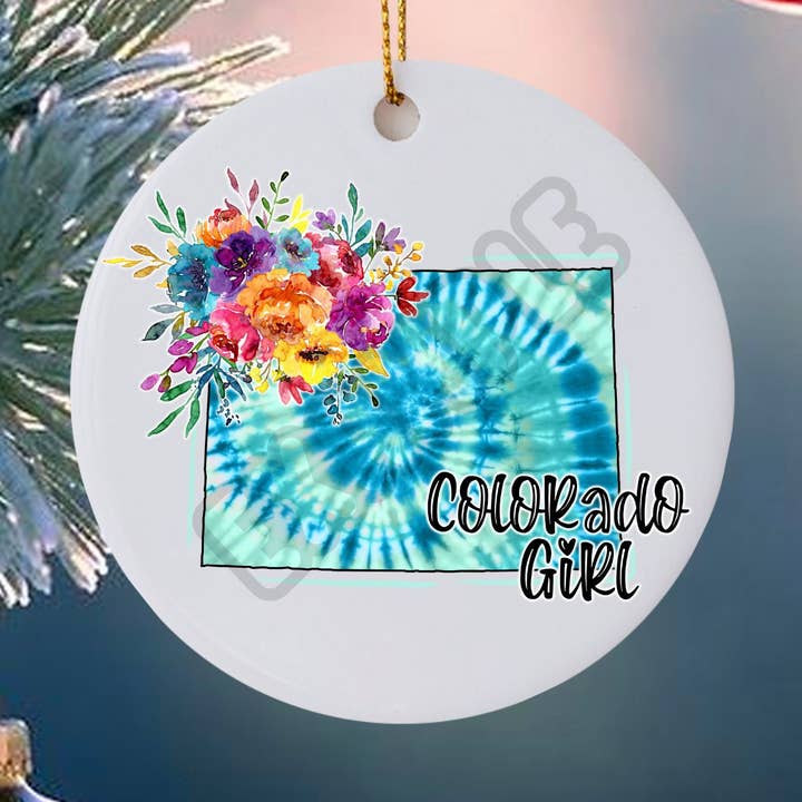 Ornement en céramique de 2,75" Fierté de l'État – Tie-Dye tous les 50 États pour la vente par Uniquely Designed By Rebecca
