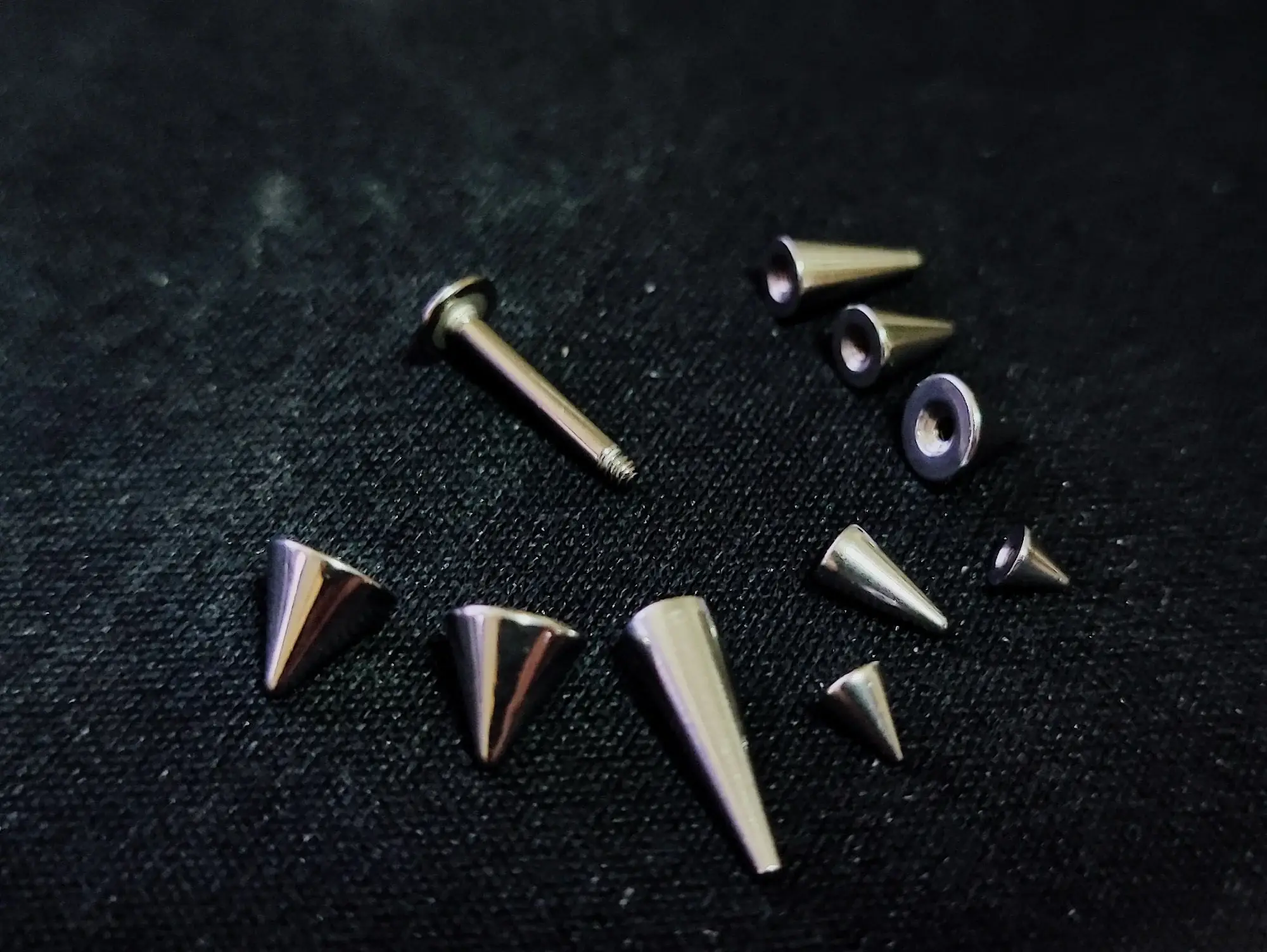 Bodytrend - Wholesale Lip Ring - TITANIUM - CONE/SPIKE LABRET STUD,LIP PIERCING ‐ 14G,16G,18G6