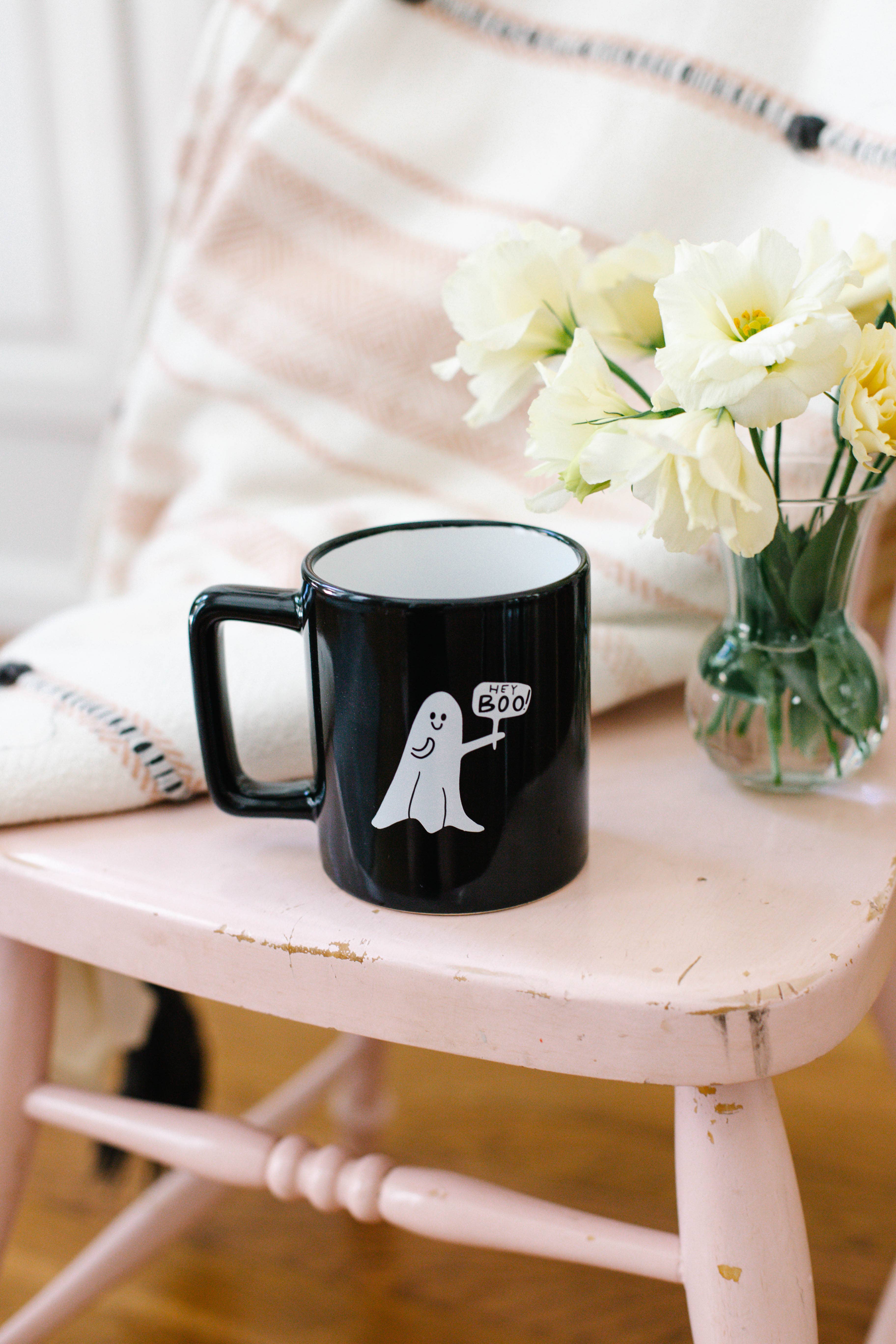 Rachel Allene - Vente Tasse à café - Hey Boo Ghostie | Tasse en céramique noire6