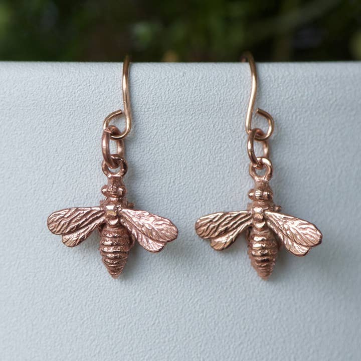 Aretes de abeja pequeña en oro rosa para venta al por mayor de Justine Brooks Design