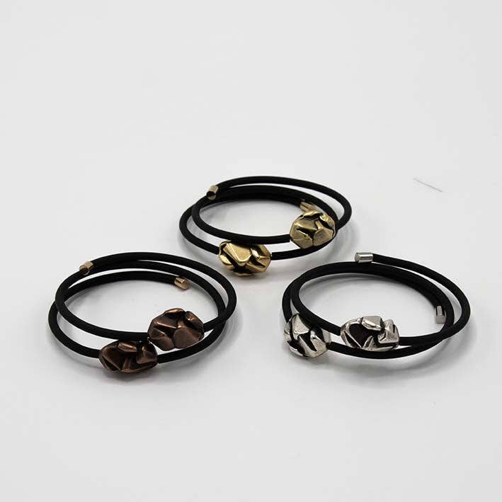 FATES, style with a story - Vendita all'ingrosso Bracciale a polsino - Bracciale Thick Rocks, gomma e oro3