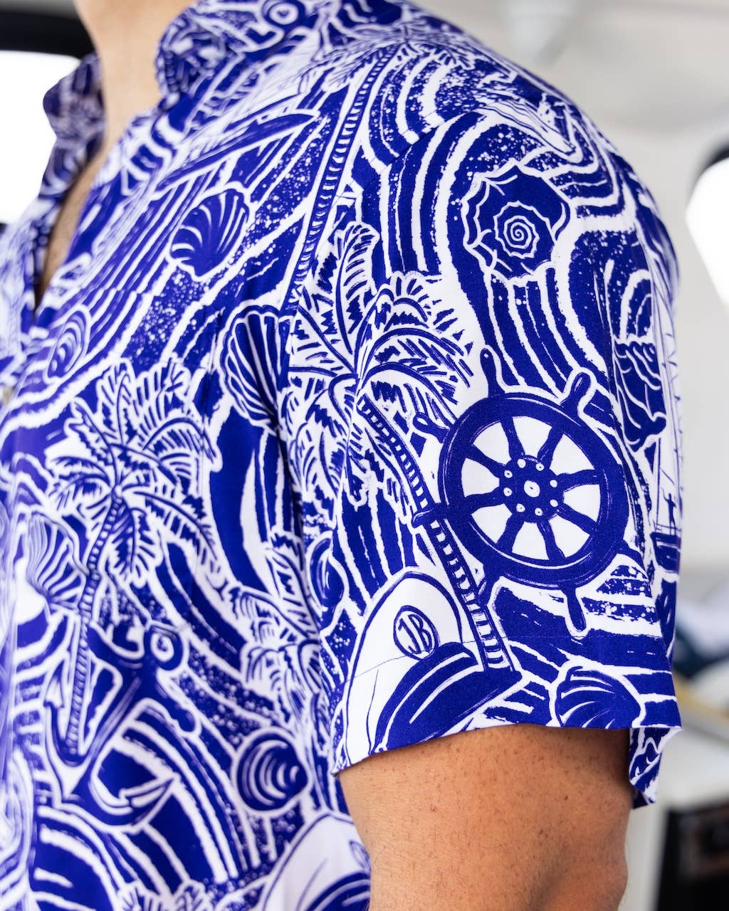 Azul Margaritaville por Kenny Flowers - A Diversão de um Marinheiro - Camisa de Manga Curta para venda a revendedores na Faire2