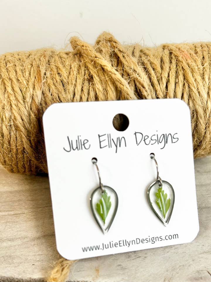 Små bregneøreringe - Dråbeformet for engroshandel hos Julie Ellyn Designs