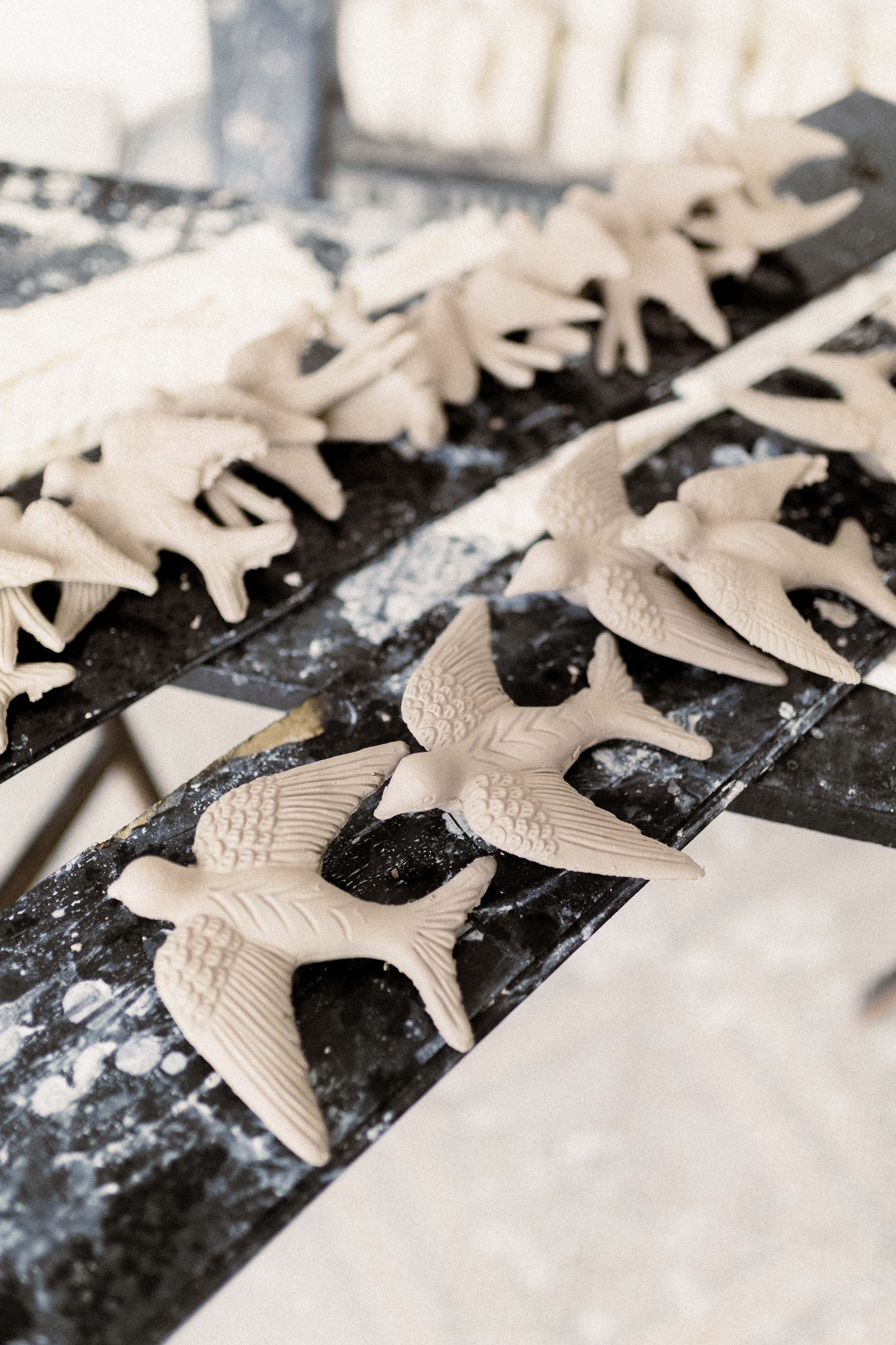 OITO Atelier - Venta al por mayor Papel pintado 3D - Golondrinas de cerámica hechas a mano, juego de 310