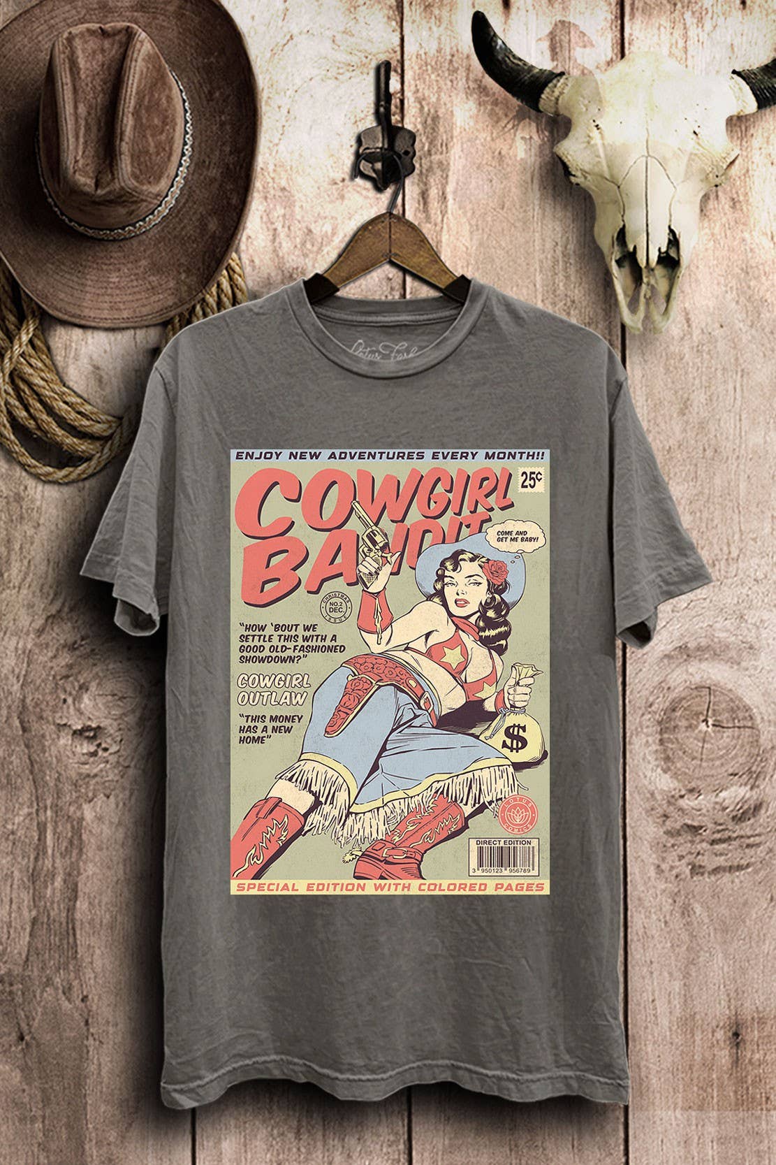 Lotus Fashion Collection - Venta al por mayor Camiseta serigrafiada - Mujer - Camiseta Gráfica Retro de Cómics de Bandida Vaquera del Oeste4