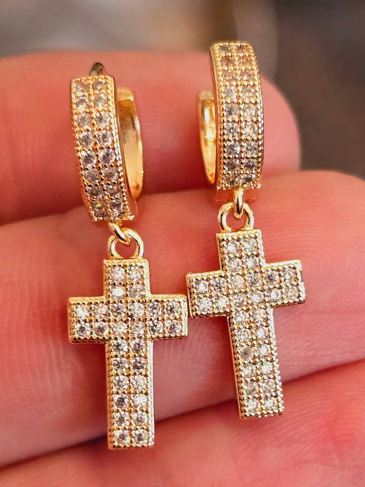 Kleine Kreuz-Creolen/Ohrringe aus Kreuz- und Zirkonium-Gold, vergoldet. für den Großhandel von Fui fui jewelry llc