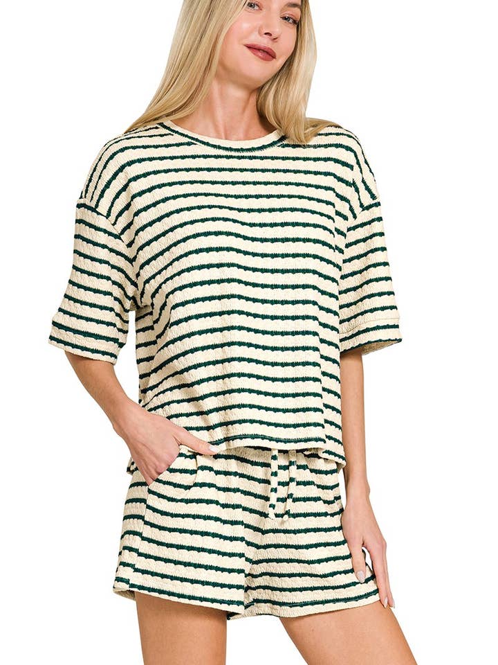 Ensemble T-shirt à manches courtes rayé et short pour la vente par Vanilla Monkey