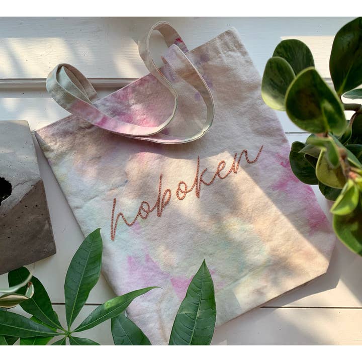 Tote bag Hoboken Ice Dyed et brodé à la main pour la vente par Rooted Rags