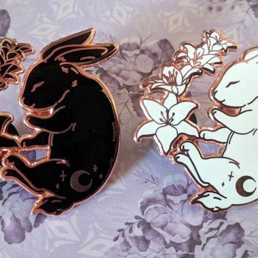PRE-ORDER* Conejo de Luz de Estrellas - Pin de Esmalte (día o noche) para venta al por mayor de The Pickety Witch