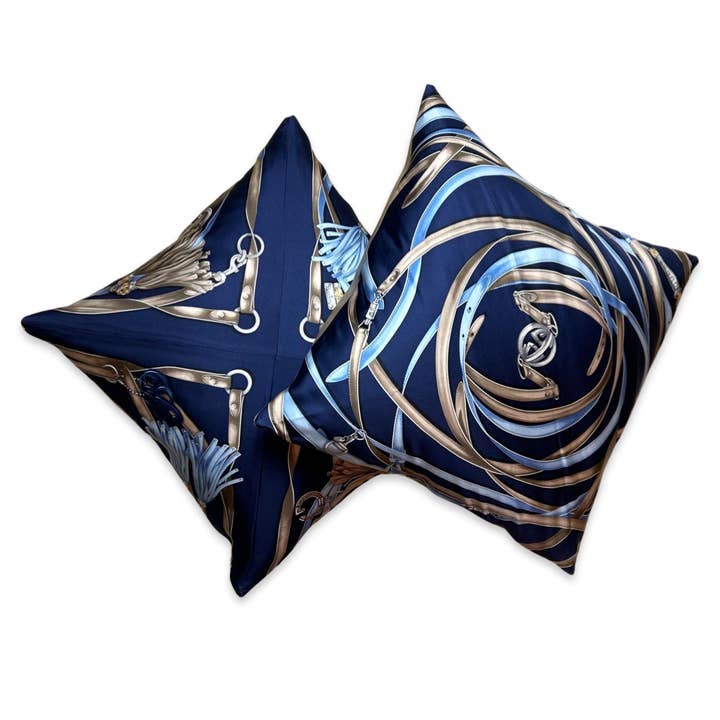 Coussins en foulard de soie vintage avec harnais à pampilles et logo GG pour la vente par Vintage Luxe Up