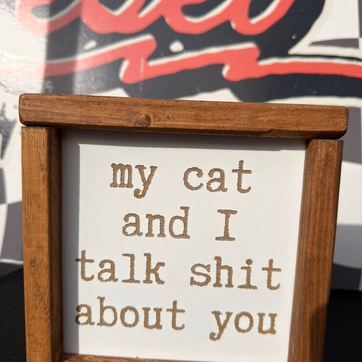 Inramad skylt: "Min katt och jag pratar skit om dig" för wholesale av Rebel Roses