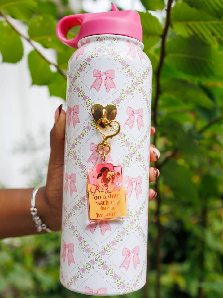 "På en dejt med min bokmake" Nyckelring/Kindle-berlock - Bokälskande Fairycore Cottagecore Pinstory Original Nyckelring/Kindle-berlock för wholesale av Pinstory