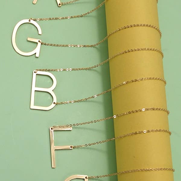 JOSSLYN by wall to wall - Vente Colliers à pendentif - Collier personnalisé avec grande initiale en position horizontale6