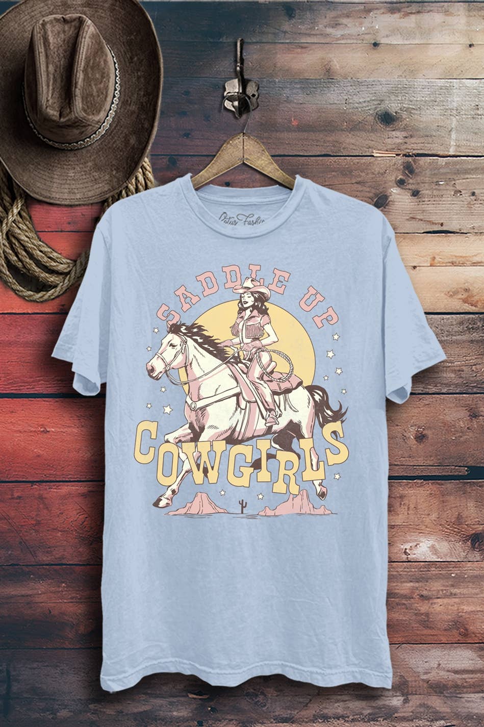 Lotus Fashion Collection – wholesale T-shirt med logga - Dam – Saddle Up Cowgirls Grafisk Topp4