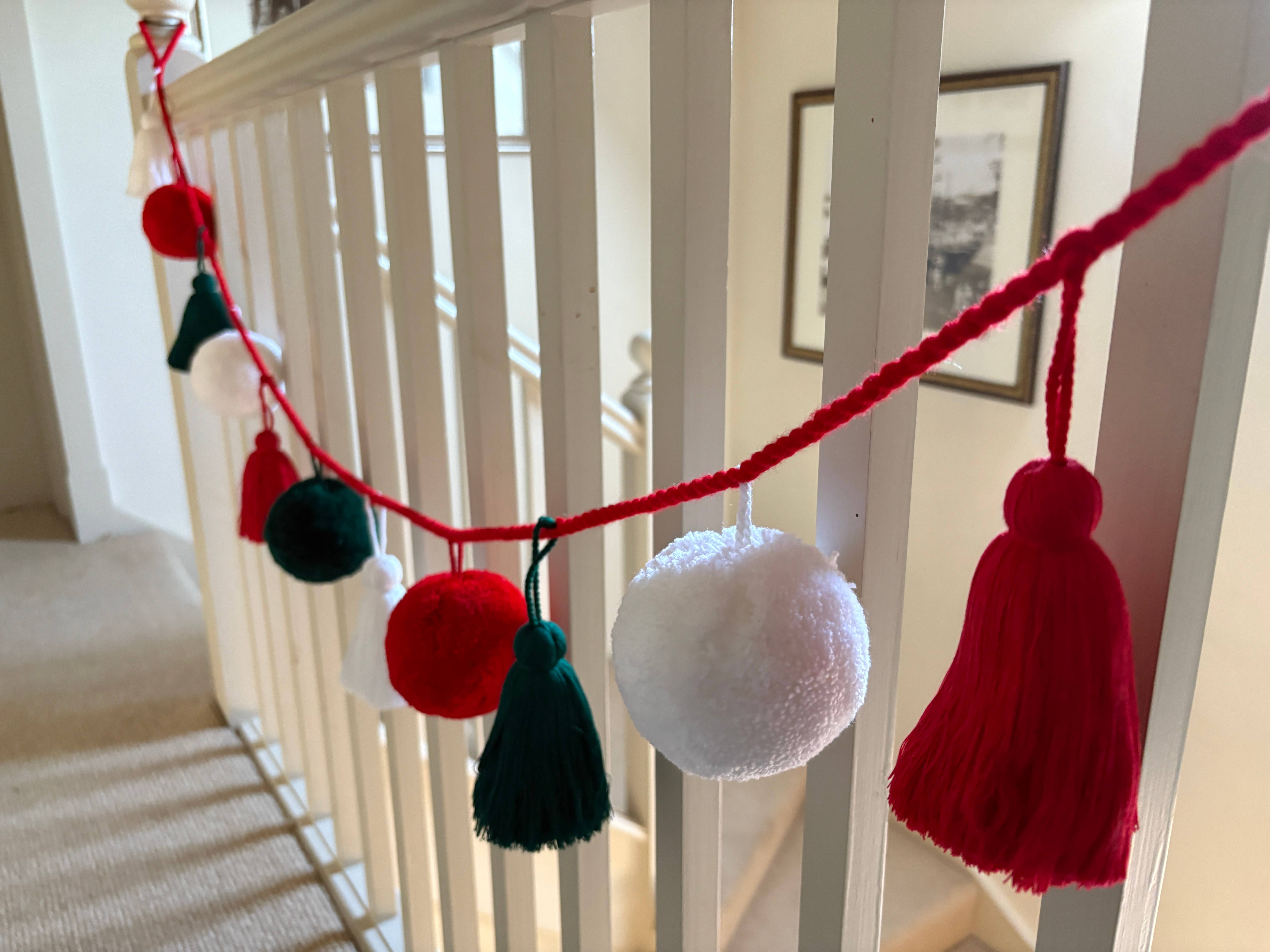 PomPom Galore – wholesale Christmas decoration – Christmas Red, White & Green, Jumbo Pom and Tassel Garland1