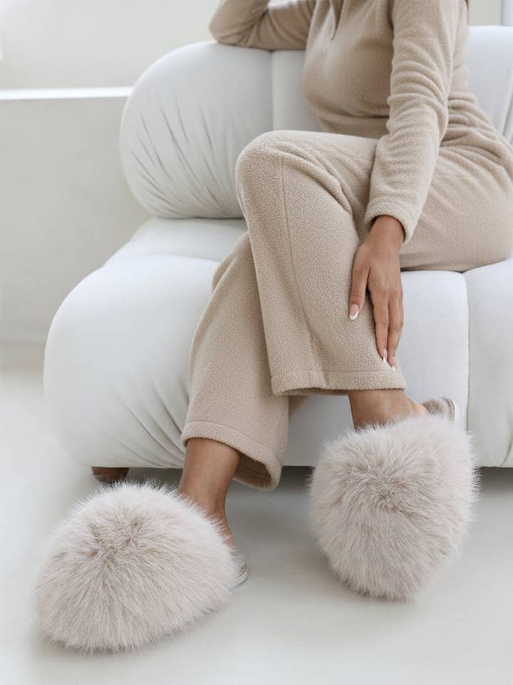 No Doubt Shoes - Wholesale Slippers - Women's - EXTREME OVERSIZED FAUX FUR FLUFFY SLIPPERS (12 PAIRS)3