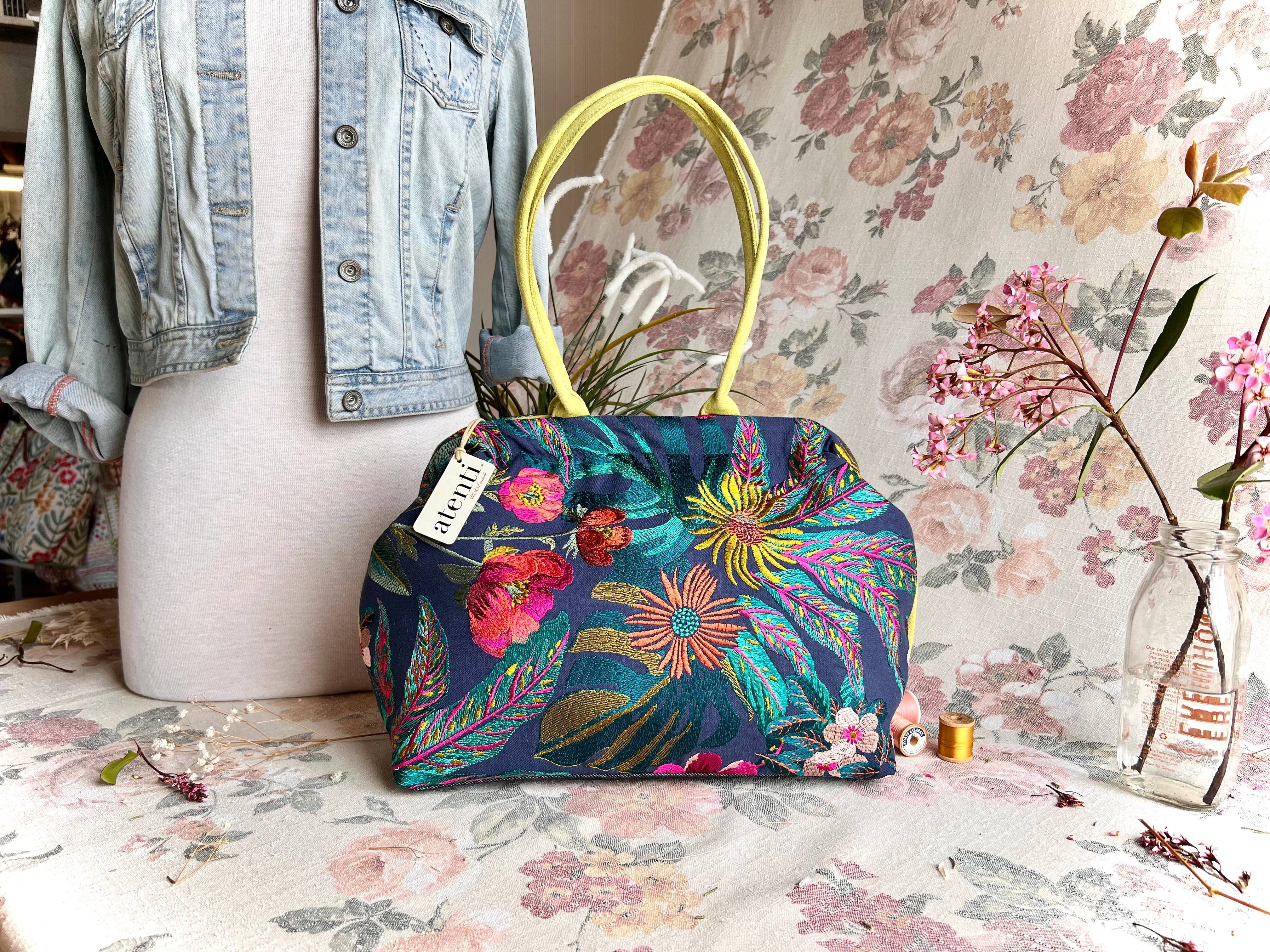 Atenti – Mala com alça superior – Mulher por atacado – Bolsa Doutora Moderna Flora Molly com Armação de Metal e Fecho de Pressão21