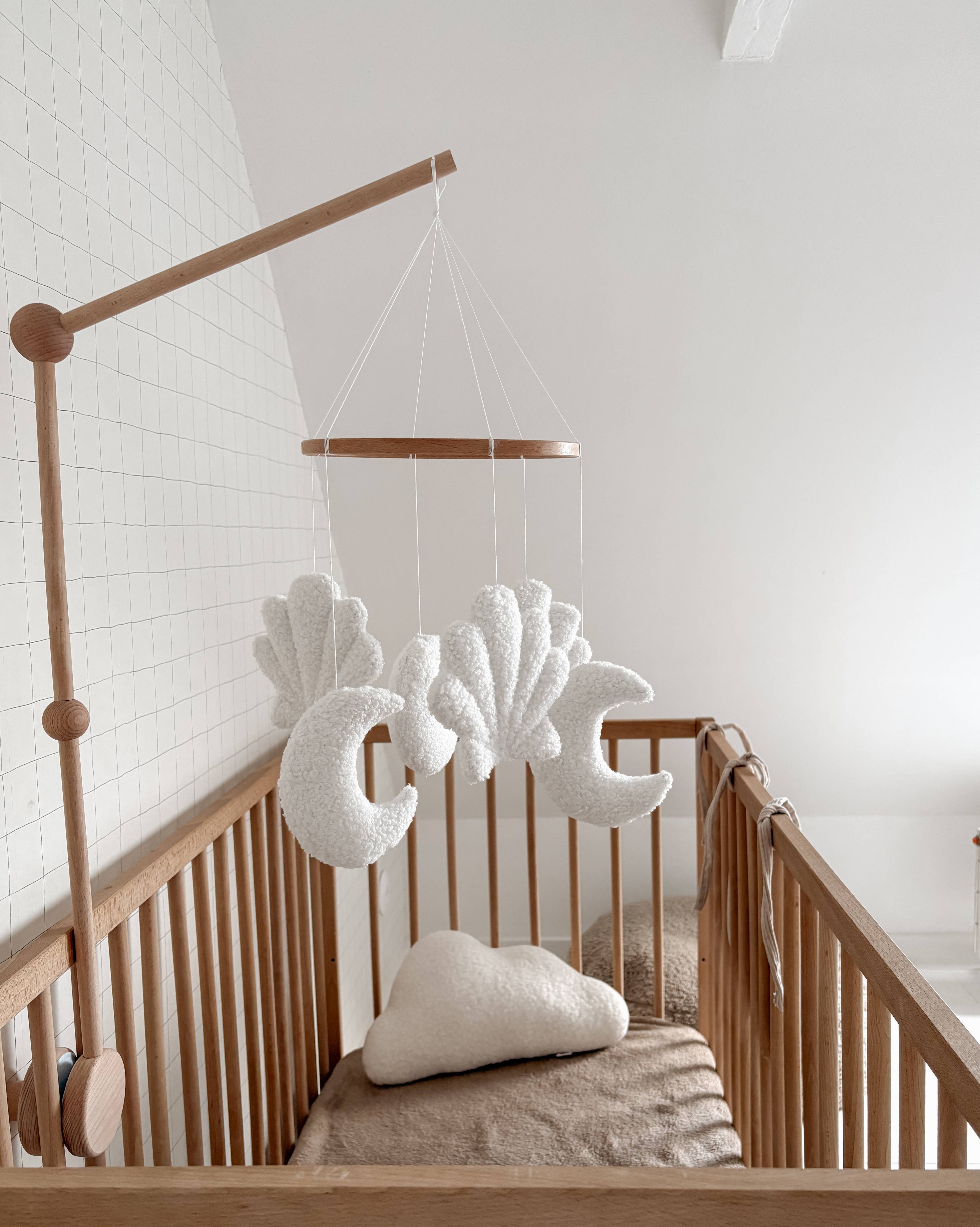 Edie & Joe – wholesale Baby mobile – Micro Boucle Shell & Moon Mobile Nursery Decor1