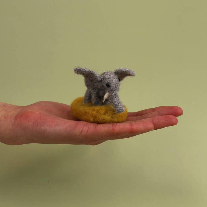 The Makerss - Wholesale Craft Sewing Kit - Elephant Amiguwoolli Mini Needle Felt Kit1