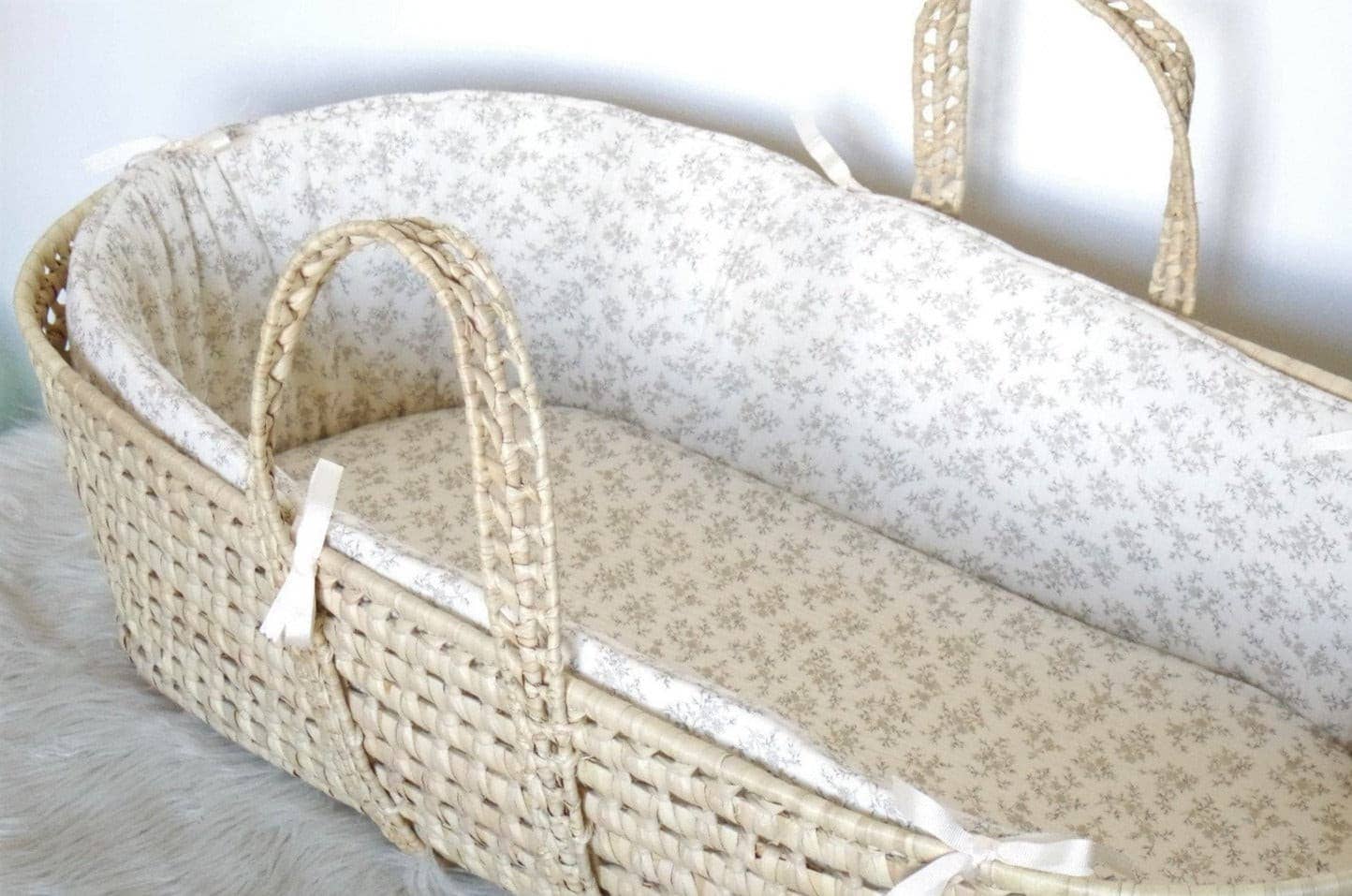 Les p'tites Merveilles de Bérénice - Wholesale Bassinet - Baby - “Louison” bassinet in ecru organic cotton double gauze with beige flowers9