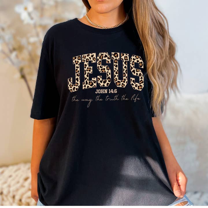 Jesus Johannes 14:6 Leopard Print Kristent T-Shirt for engroshandel hos Eleven Fashion