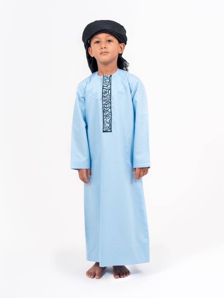Ijsblauwe Emirati Thobe voor kinderen met gouden kalligrafie Jubba Thobes voor wholesale door MY LITTLE JUBBA