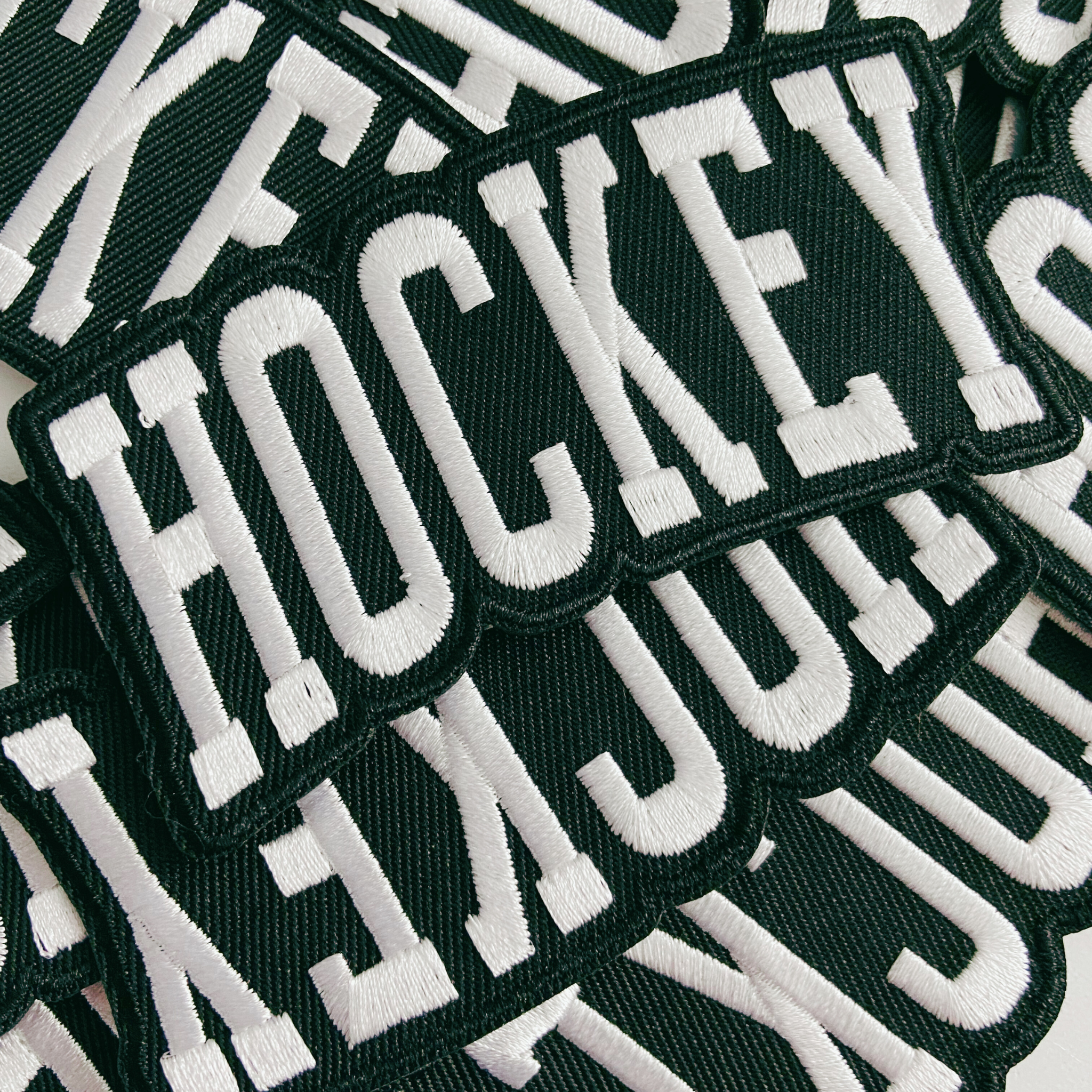 TEELUX - Wholesale Patch - 3.5” HOCKEY in white and black -  Embroidered Hat Patch2