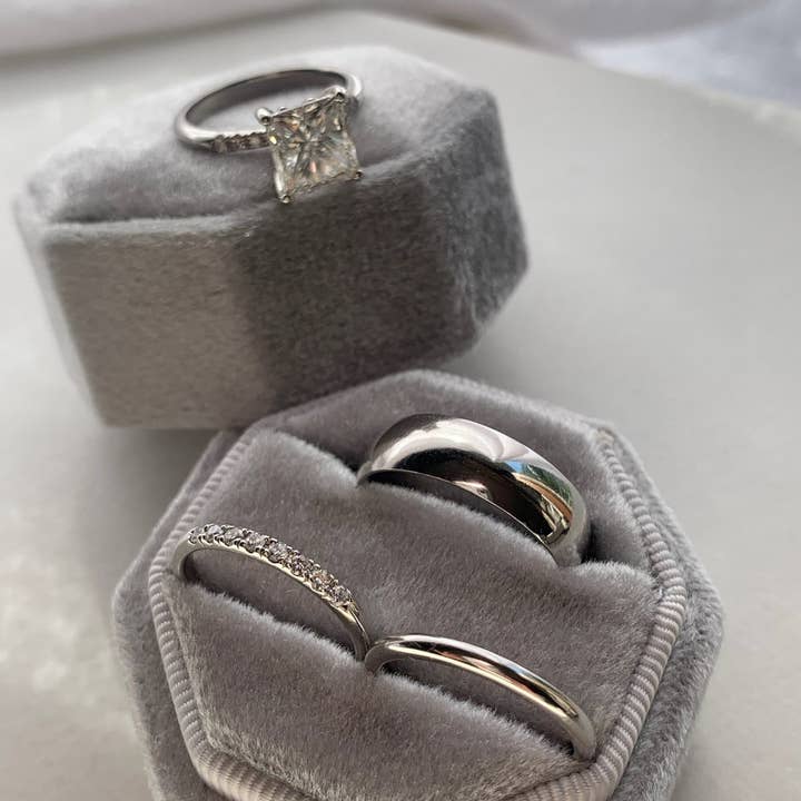 Diamant- und schlichter maßgefertigter Ehering für den Großhandel von Kimiya Designs