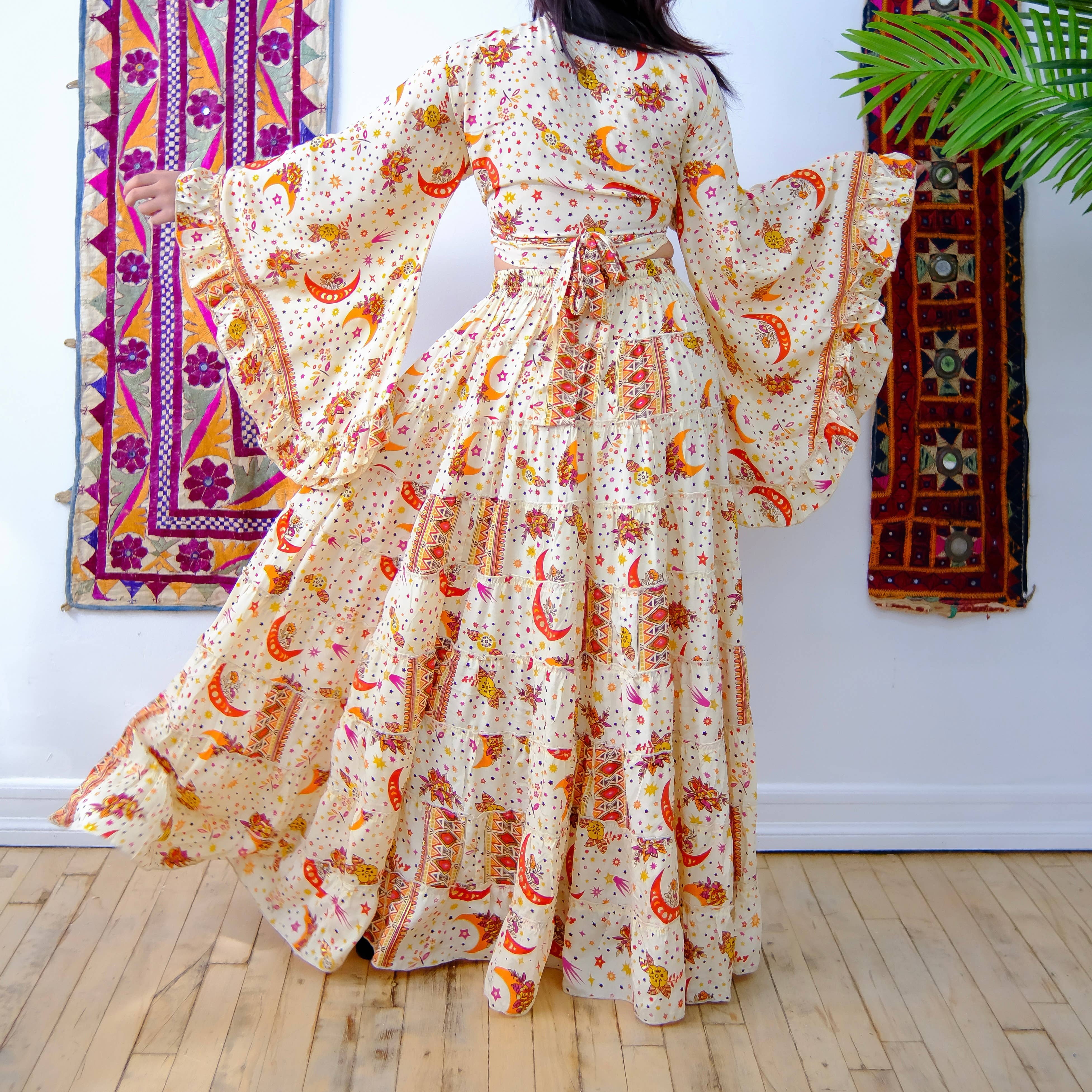 Karma Nepal Crafts – Engroshandel Top- og nederdelsæt - Dame – Flowy Silke Tiered Nederdel Set med Flare ærmet Top14