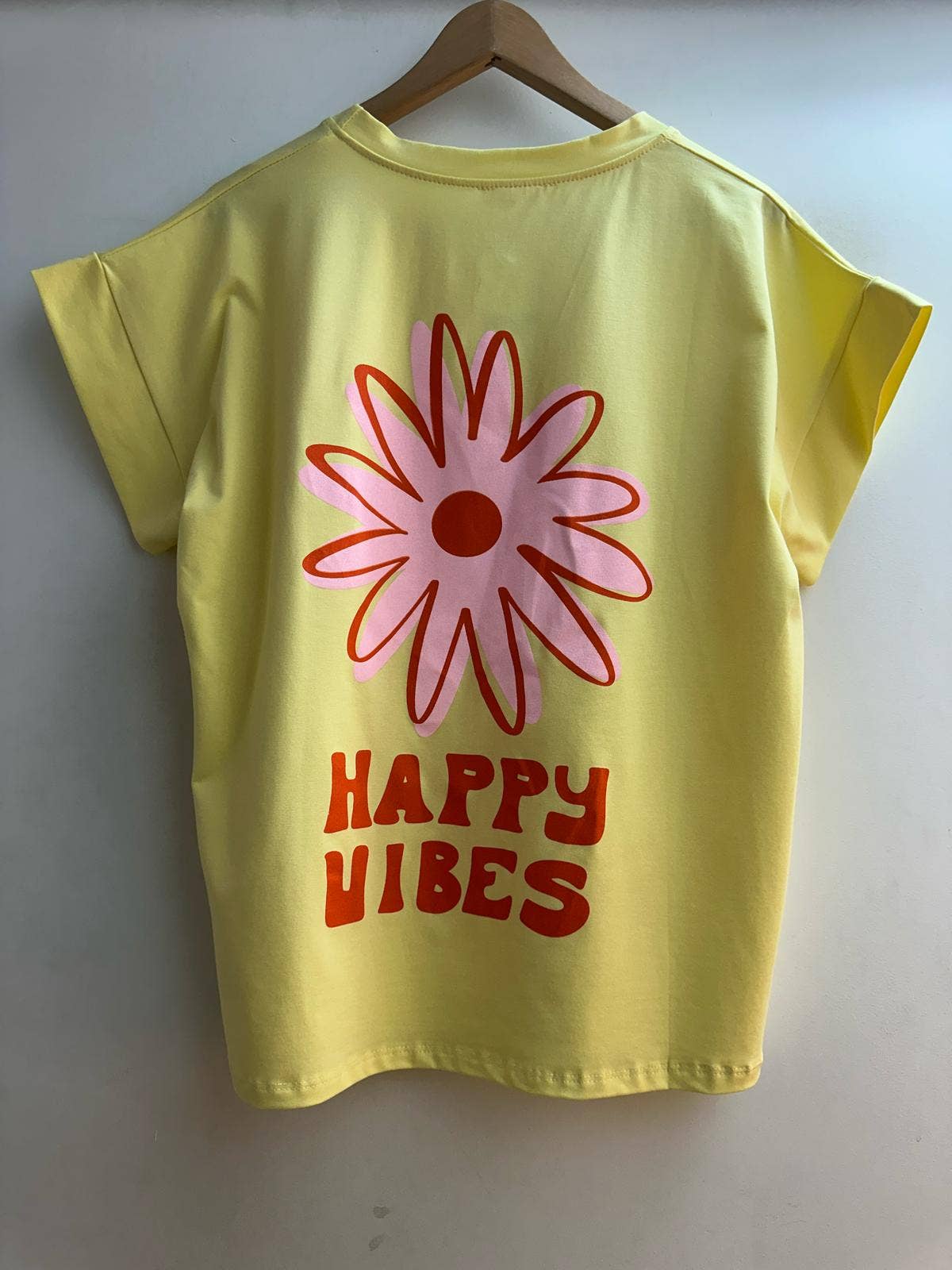 LORIANE – Engroshandel T-shirt med print - Dame – 8131SO t-shirt med HAPPY VIBES print, one size4